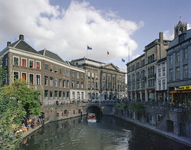 810760 Gezicht op het Stadhuis (Stadhuisbrug) te Utrecht, met links de bij het Stadhuis getrokken huizen Het ...